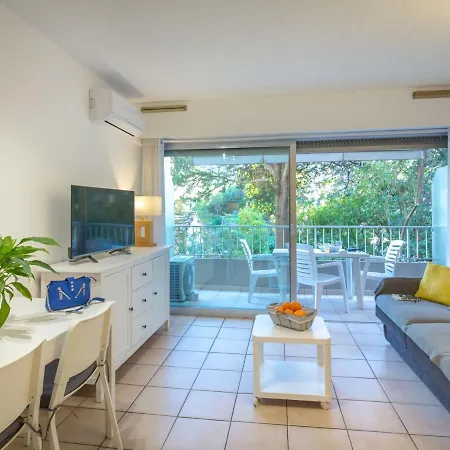 Climatise Proche Et Commerces Avec Balcon, Parking, Et Wifi A Saint-raphael - Fr-1-466a-32 Apartment
