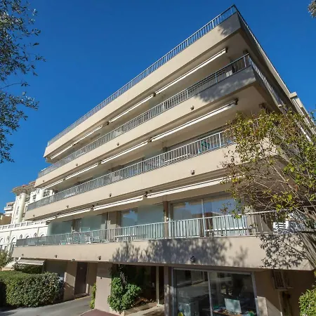 Climatise Proche Et Commerces Avec Balcon, Parking, Et Wifi A Saint-raphael - Fr-1-466a-32 *