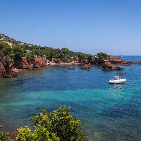 Climatise Proche Et Commerces Avec Balcon, Parking, Et Wifi A Saint-raphael - Fr-1-466a-32 Apartmán *