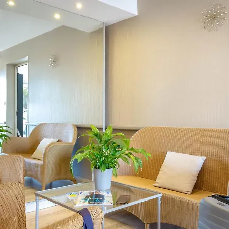 Climatise Proche Et Commerces Avec Balcon, Parking, Et Wifi A Saint-raphael - Fr-1-466a-32 Apartmán