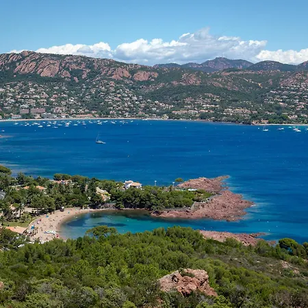 Climatise Proche Et Commerces Avec Balcon, Parking, Et Wifi A Saint-raphael - Fr-1-466a-32