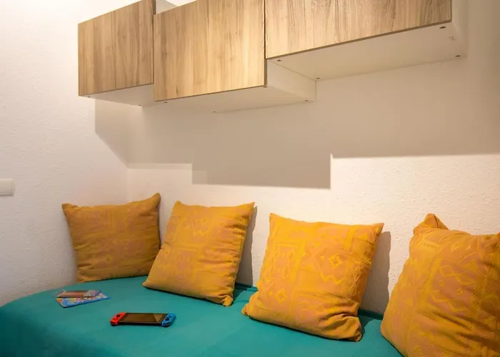 Climatise Proche Et Commerces Avec Balcon, Parking, Et Wifi A Saint-raphael - Fr-1-466a-32 *