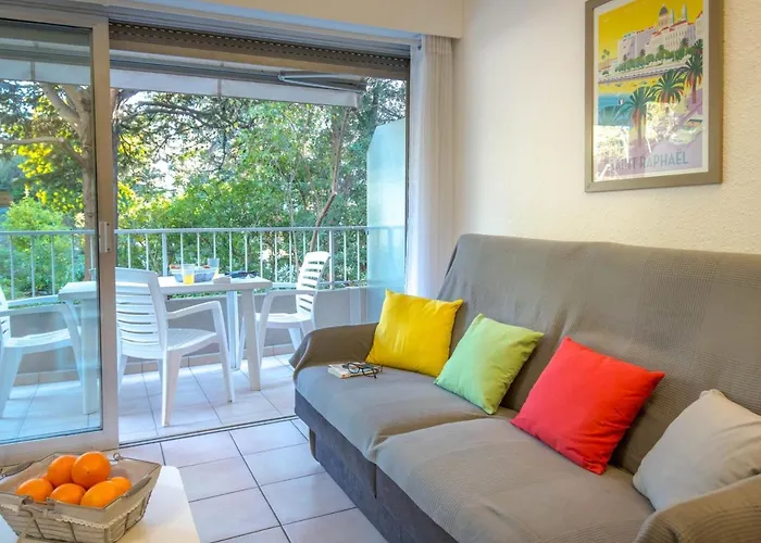 아파트 Climatise Proche Et Commerces Avec Balcon, Parking, Et Wifi A Saint-raphael - Fr-1-466a-32 *