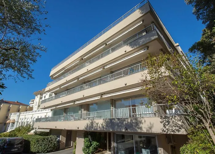 Climatise Proche Et Commerces Avec Balcon, Parking, Et Wifi A Saint-raphael - Fr-1-466a-32 *