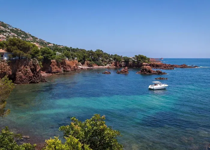 Climatise Proche Et Commerces Avec Balcon, Parking, Et Wifi A Saint-raphael - Fr-1-466a-32 아파트 *