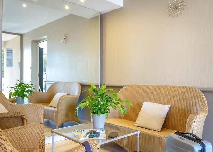 Climatise Proche Et Commerces Avec Balcon, Parking, Et Wifi A Saint-raphael - Fr-1-466a-32 아파트