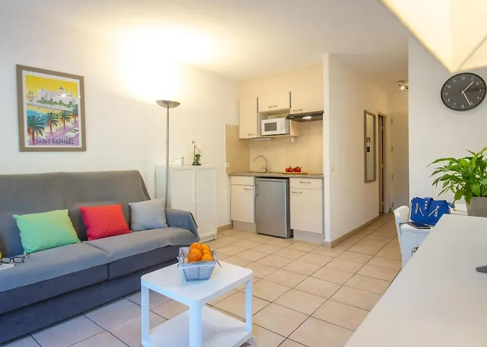 Climatise Proche Et Commerces Avec Balcon, Parking, Et Wifi A Saint-raphael - Fr-1-466a-32 * Saint-Raphaël